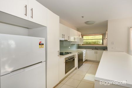 Elegant Semi-Furnished 2-Bedroom Apartment in Prime Location - Photo 5