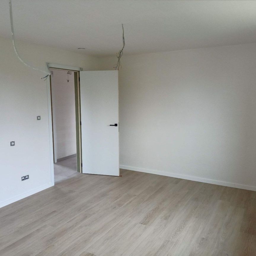 Moderne nieuwbouwwoning met 4 slaapkamers, gezellige tuin en carport - Photo 1