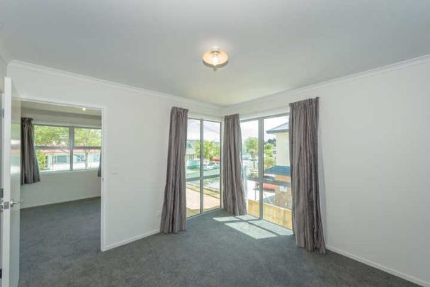 Spacious and sunny executive two bedroom apartments only a few minutes walk to Waikato Hospital. - Photo 1