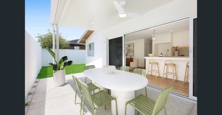 Newly renovated stylish duplex with pool, double garage and walk-to-beach lifestyle - Photo 2