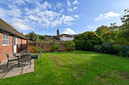 A one-bedroom annex located in the heart of Marlow with bills included - Photo 5