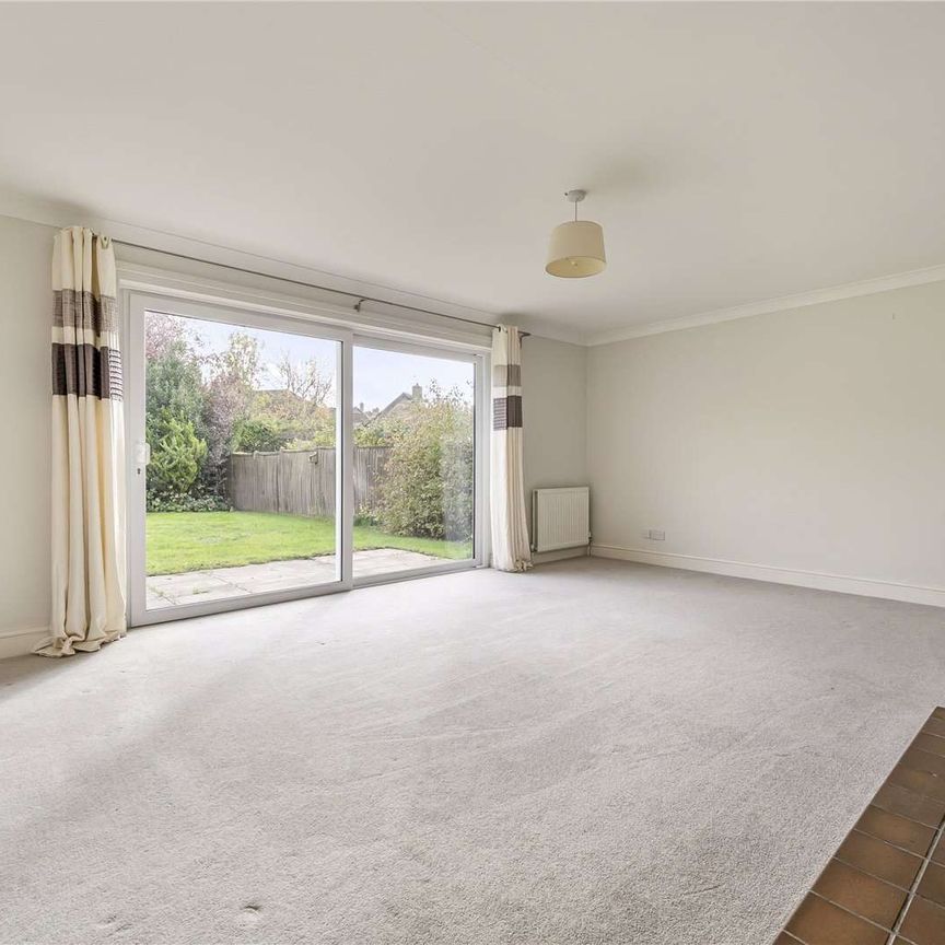 Four-bedroom detached home in Alresford. - Photo 1