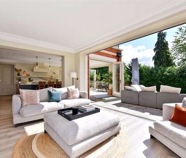 A stunning family home in a sought after location - Photo 2