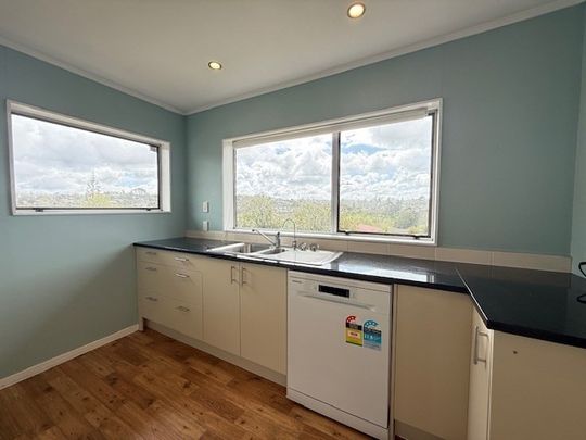 Spacious 4-Bedroom Home in Prime Browns Bay Location! - Photo 1