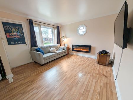 Fully Detached 2 Bedroom House in Welland! - Photo 5