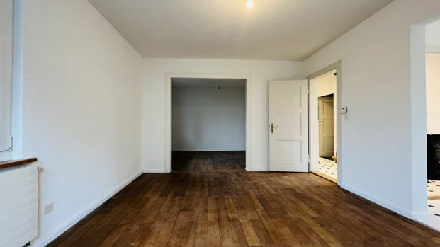 Neu renoviertes 6-Zimmer Doppelhaus mit Parkplätzen, Sitzplatz und Garten - Foto 1