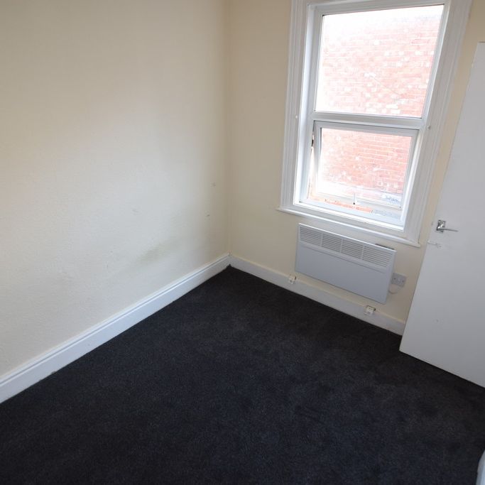 To Let 1 Bed Flat - Photo 1