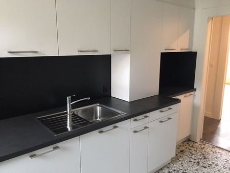 APARTMENT WITH BALCONY CLOSE TO ALL AMENITIES - Foto 3