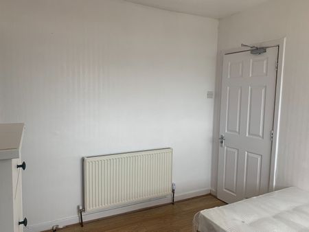 Room in a Shared House, The Limes Avenue, N11 - Photo 5