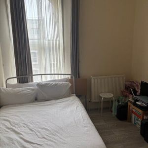 High Street - Photo 2