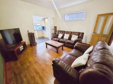 2 bedroom end of terrace house to rent - Photo 2