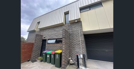 Stylish & Spacious 3-Bed Townhouse in Inner West Melbourne - Photo 4