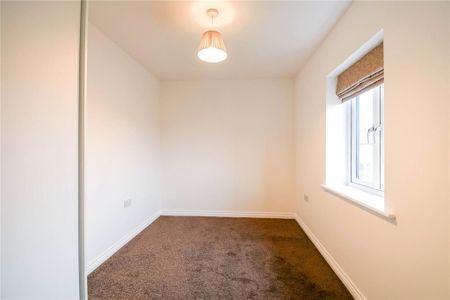 4 bedroom semi-detached house to rent - Photo 3