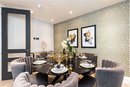 A superb four bedroom family house with a private garden and garage. - Photo 2