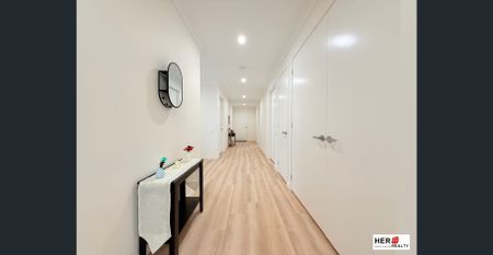 Designer Master Retreat with Ensuite & Gym Access in Tarneit - Photo 3