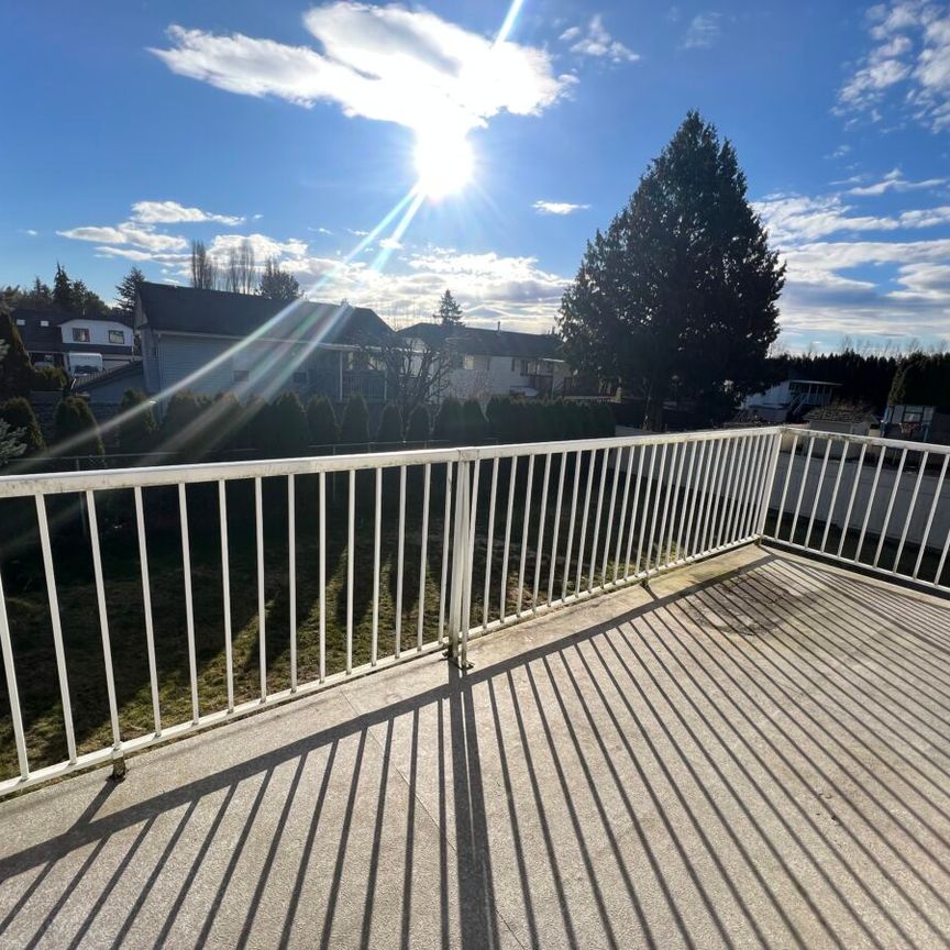 Large Full Home with Two Kitchens - Photo 1