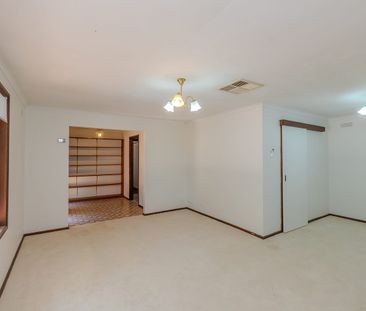 Centrally located 3 bedroom home - Photo 3