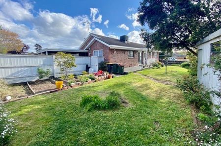 CHARMING FAMILY HOME IN SOUGHT-AFTER ASHWOOD - Photo 5