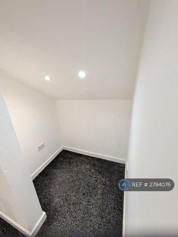 4 bedroom end of terrace house to rent - Photo 3