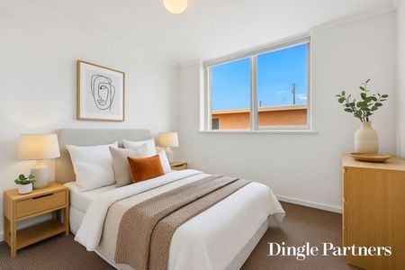 Spacious Two Bedroom Apartment - Photo 3