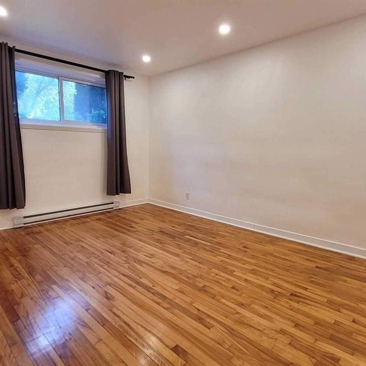 GRAND 3 1/2 - 3485 ELLENDALE - RECEMMENT RENOVE - Photo 1