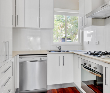 Contemporary townhouse in elevated position - Photo 6