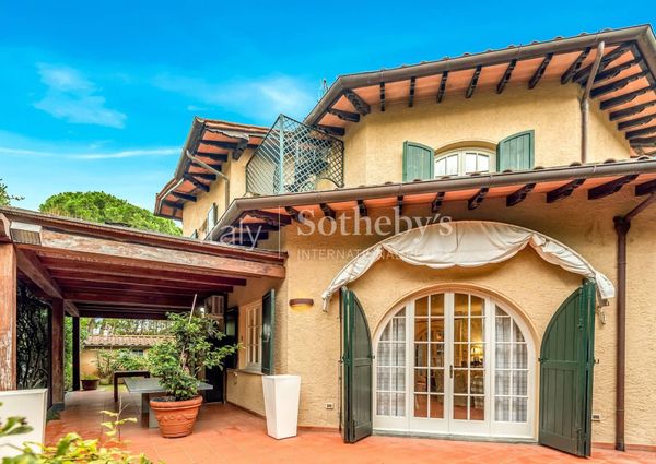 Elegante villa con giardino a due passi dal mare