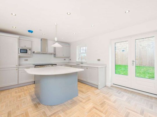 Five bedroom semi detached family home in excellent condition throughout, in a sought after central location. - Photo 1