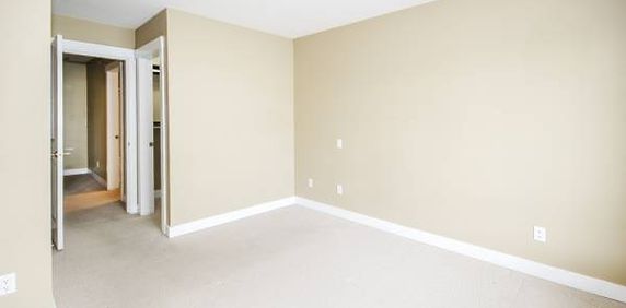 Beautiful 2 Bed 1.5 bath Townhouse Avail. Now - Photo 2