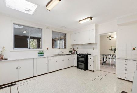8 Berkley Avenue, Heidelberg VIC 3084 - Photo 2