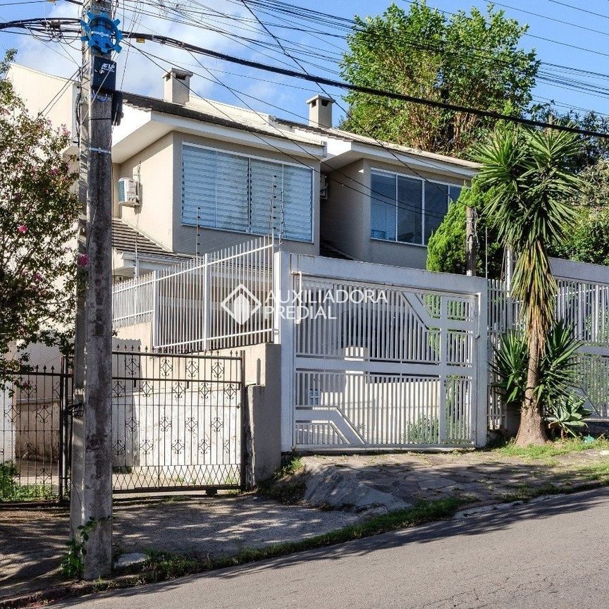 Casa com 3 quartos e 209m² para alugar em Jardim Sabará, Porto Alegre. - Photo 1