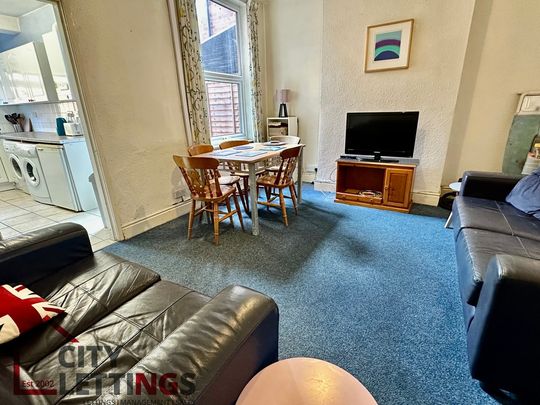 5 Bedroom End Terraced House - Photo 1