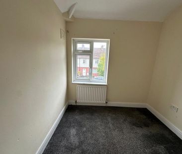 3 bedroom end of terrace house to rent - Photo 2