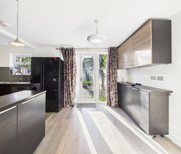 4 bedroom end of terrace house to rent - Photo 6