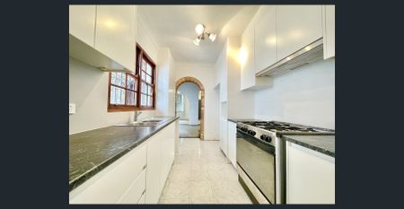 Charming Two-Bedroom Terrace - Photo 5