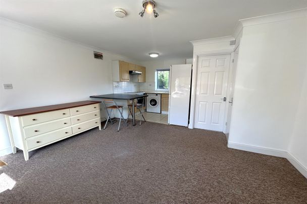 Flat to Rent: Constable Close, UB4 - Photo 1