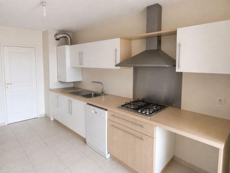 Location Appartement 5 pièces 121m² COLLONGES AU MONT D OR 69660 - Photo 2