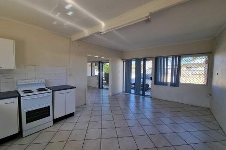 TWO BEDROOM TWO BATHROOM UNIT - CLOSE TO TOWN! - Photo 4