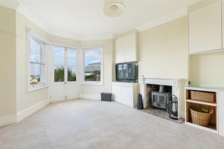 4 bedroom detached house to rent - Photo 2