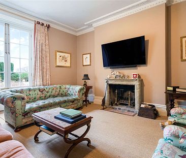 An exceptionally elegant Georgian town house situated in the heart of Wilton. - Photo 2