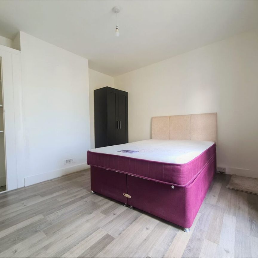 London Road, SL3 - Photo 1
