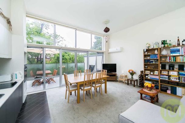 Light Filled Apartment in Prime Braddon Location - Photo 1