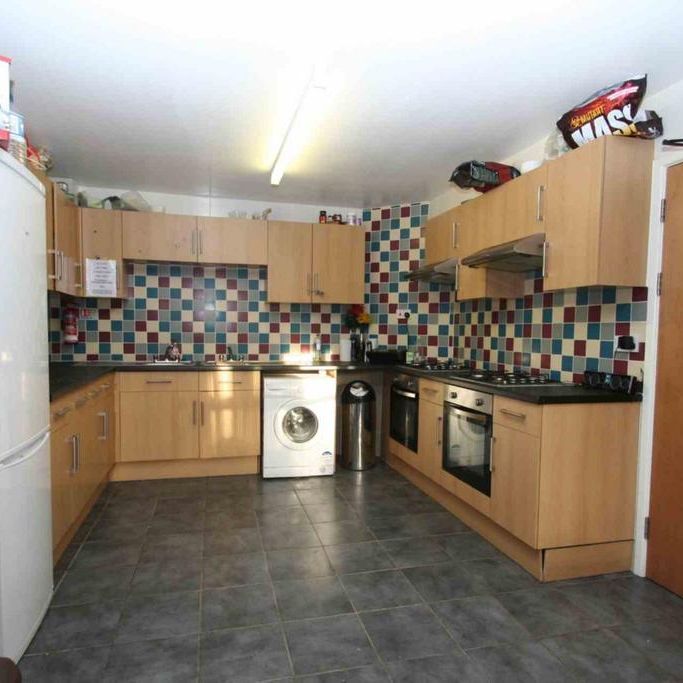 8 bedroom terraced house to rent - Photo 1