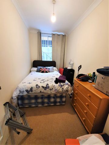 2 Bed Flat, Portland Place, BS2 - Photo 2