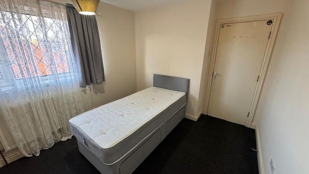 1 bedroom in a house share to rent - Photo 1