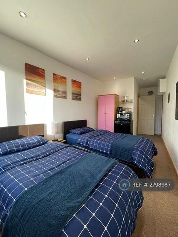 4 bedroom semi-detached house to rent - Photo 4