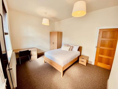 Newly Decorated City Centre Flat with Roof Terrace - Bills Included Room 2 - Photo 4