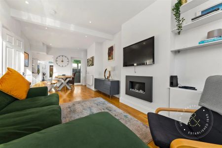 3 Bedroom House - Mid Terrace - Photo 2