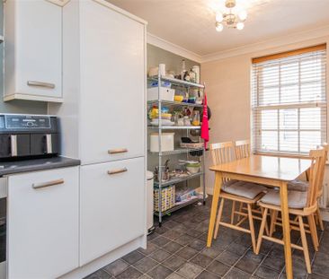 3 bed House - Semi-Detached To Let - Photo 5