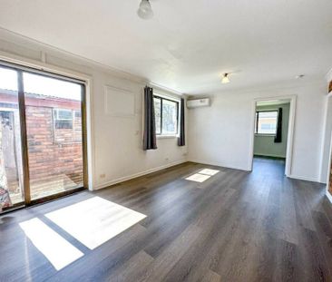 Neat & Tidy 3 Bedroom House! Close To Doonside Station! - Photo 4